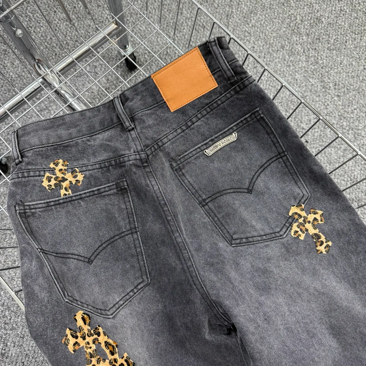 P240 model number: H859 Chrome Hearts CH Chrome Hearts black leopard print leather jeans! The counter price is 4W level, the patchwork is embellished with cross patterns, and the jeans are washed! !  An absolutely high-end luxury product, a 1.9W-level god-level single product, a super popular product, made by top heavy industry, a magic weapon that cannot be missed! [About Zangyin] This is an extremely luxurious fashion brand that can also be called the aristocracy of the high street. It has always been an exclusive brand for some hipsters or rich second generations. Compared with ordinary high streets, it is more luxurious and noble. Compared with luxury brands, it has a more fashionable personality and has always been a brand that I have a special liking for. -Color: black -Size: 28-30-32-34-36